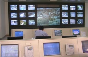What is the main difference between an LCD monitor and an LCD monitor?
